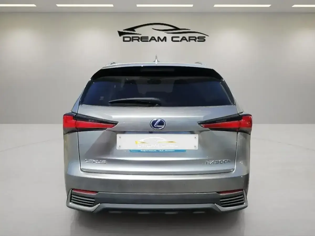 Usado Lexus NX300h 197 CV (144 kW) 2021 Gris / plata SUV