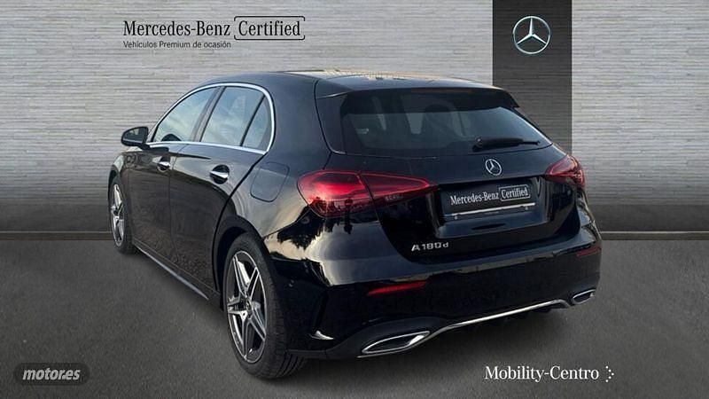 Usado Mercedes A180 AMG line 116 CV (85 kW) 2024 Negro noche Berlina