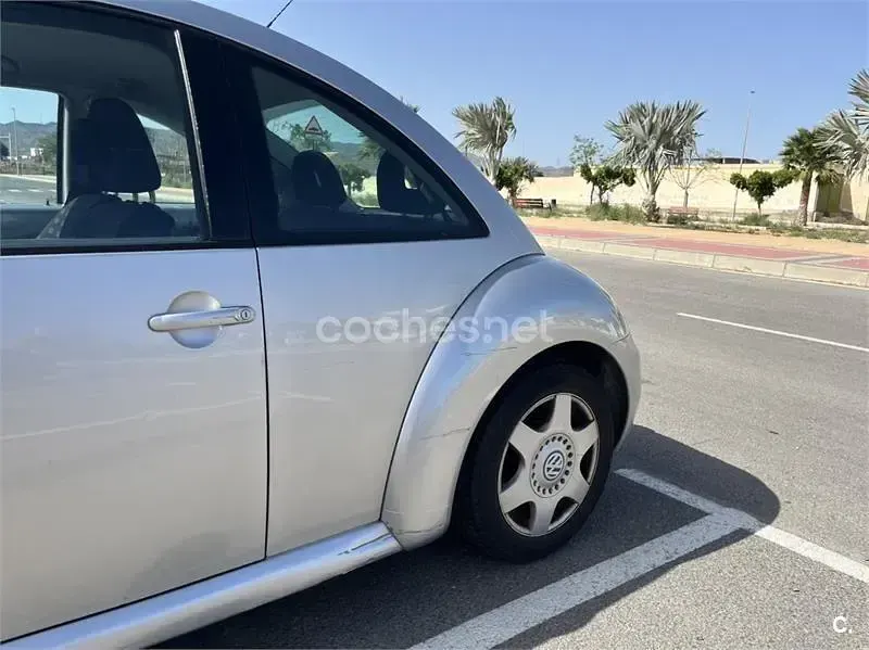 Usado VW New Beetle 90 CV (66 kW) 2000 Gris / plata Utilitario