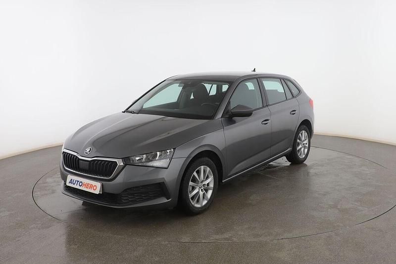 Usado Skoda Scala Active 95 CV (69 kW) 2022 Gris Utilitario
