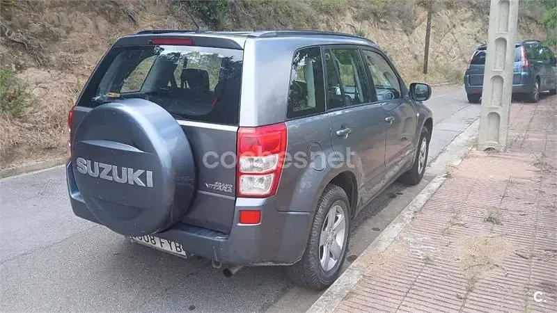 Usado Suzuki Grand Vitara 140 CV (102 kW) 2008 Gris / plata SUV