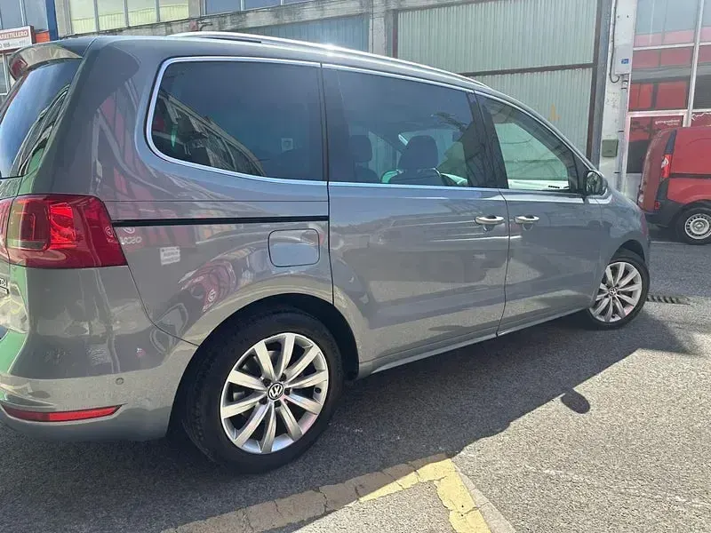 Usado VW Sharan Advance 170 CV (125 kW) 2012 Gris Monovolumen