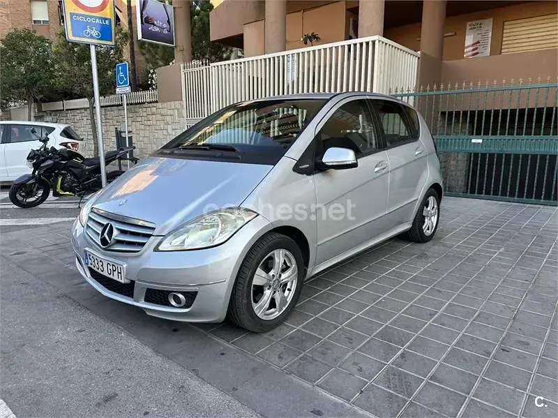 Usado Mercedes A180 Avantgarde 109 CV (80 kW) 2009 Gris / plata Monovolumen