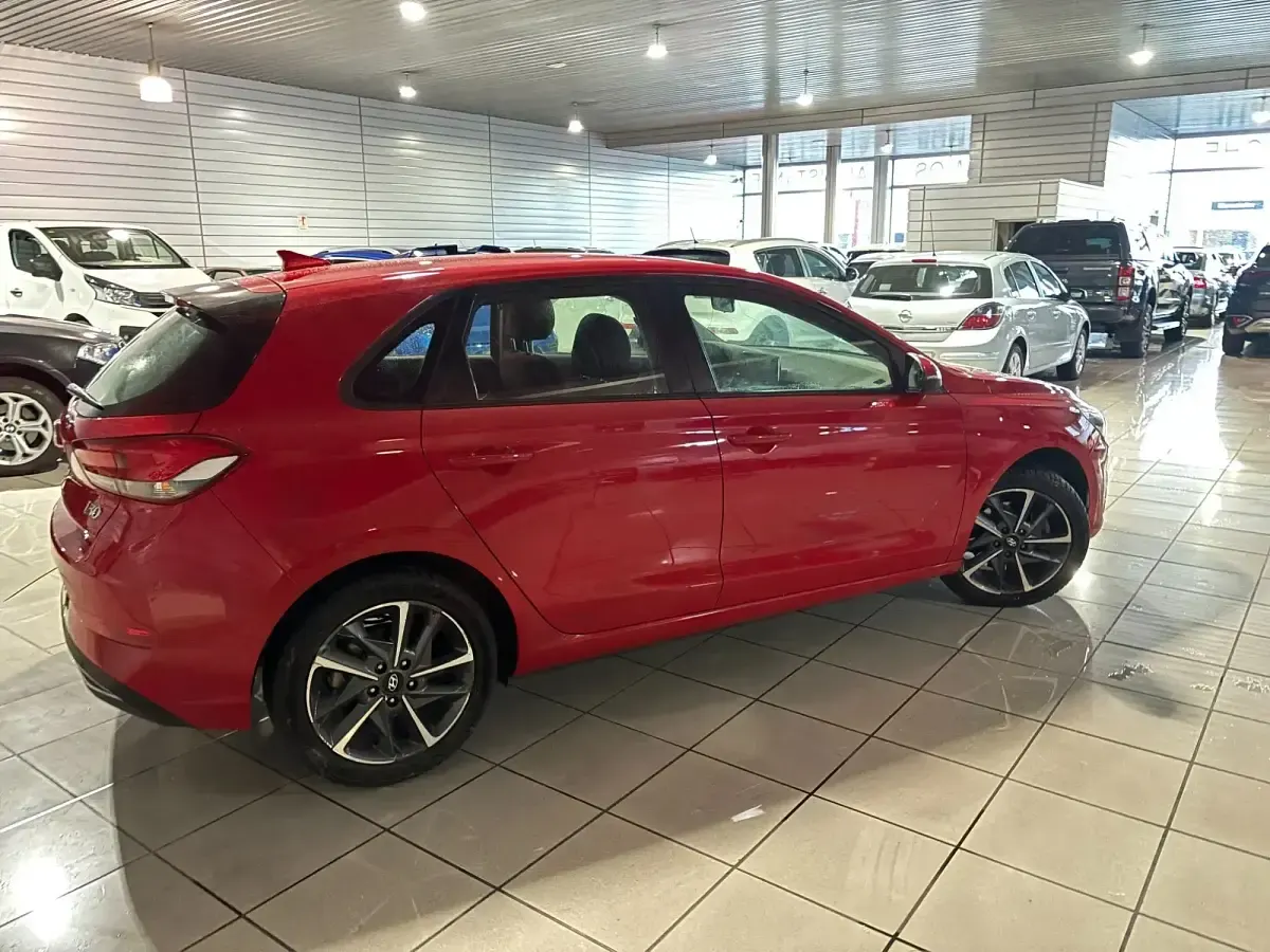 Usado Hyundai i30 110 CV (80 kW) 2021 Rojo Berlina