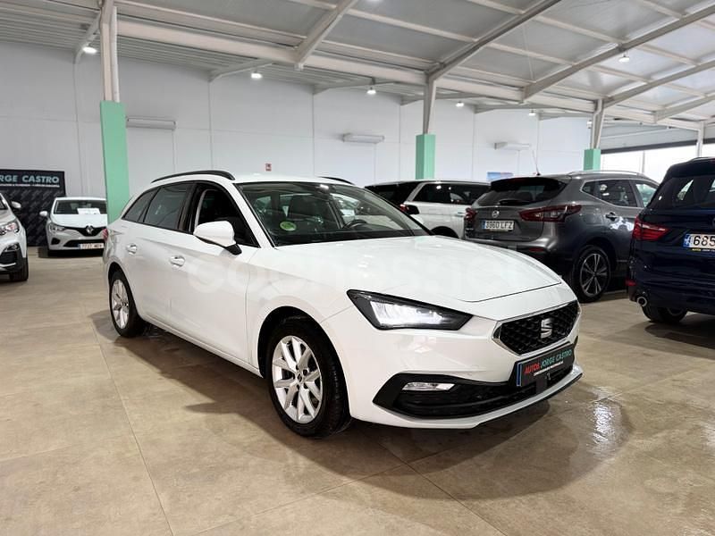 Usado Seat Leon Style 115 CV (84 kW) 2022 Blanco Familiar