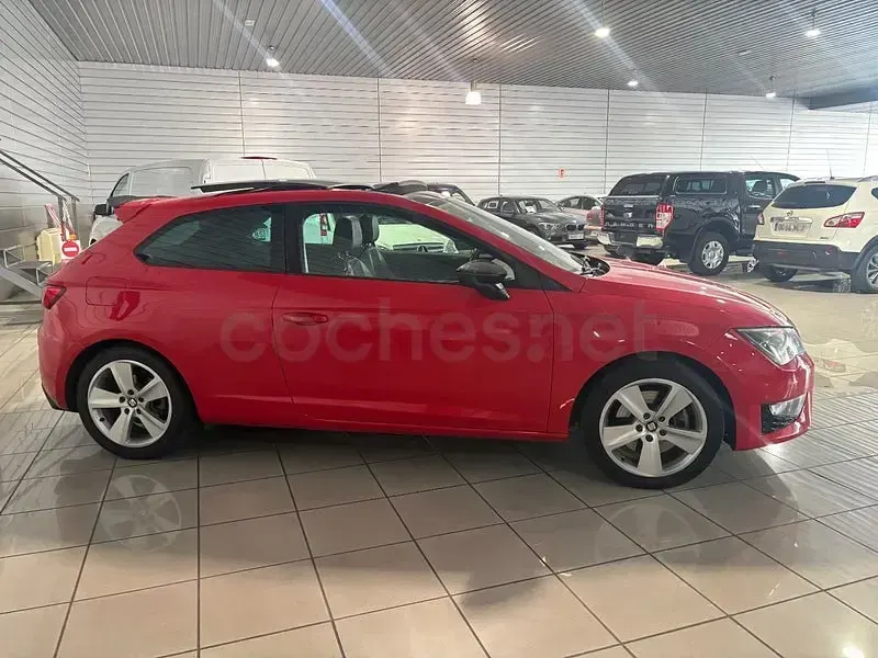 Używany Seat Leon FR 184 KM (135 kW) 2013 Czerwony Sedan/Limuzyna