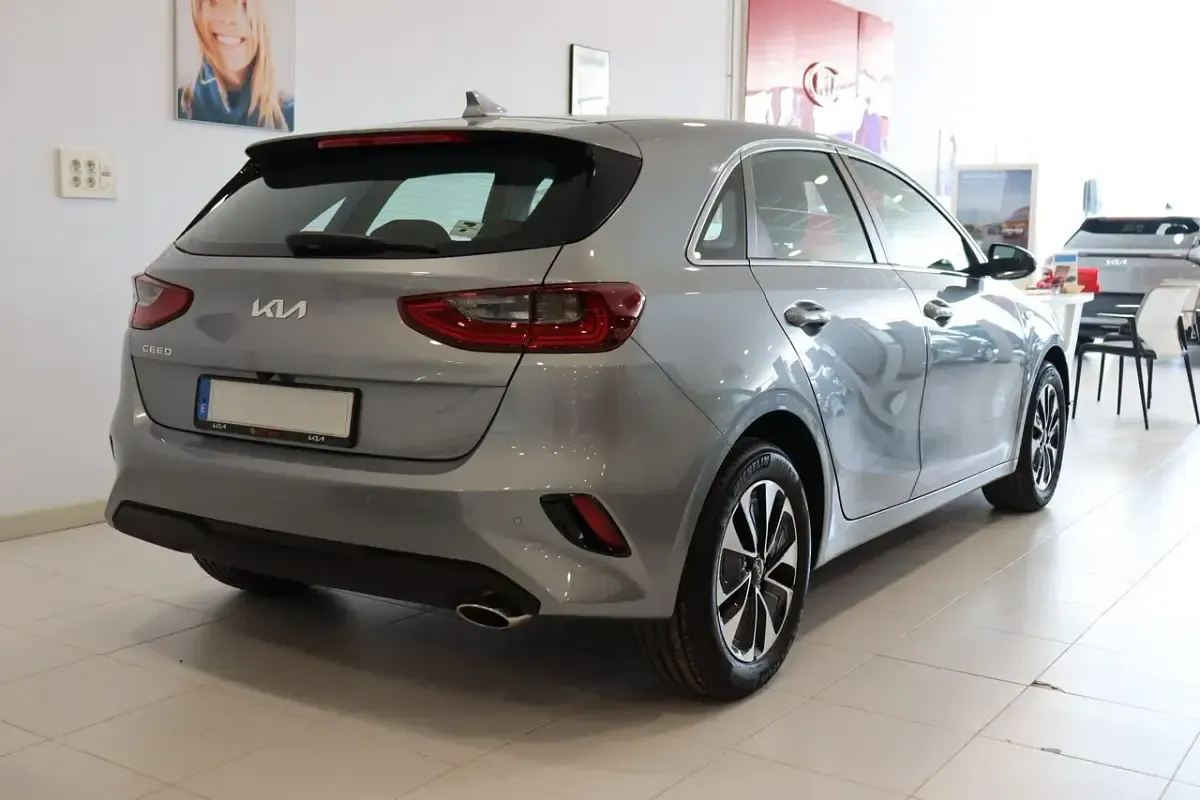 Usado Kia Ceed 100 CV (73 kW) 2025 Lunar silver Utilitario