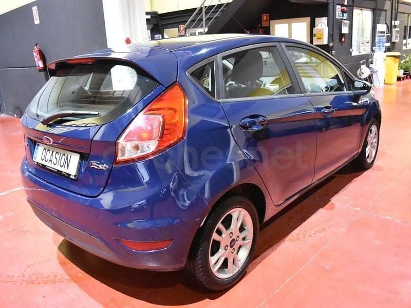 Usado Ford Fiesta Trend 100 CV (73 kW) 2015 Azul Berlina
