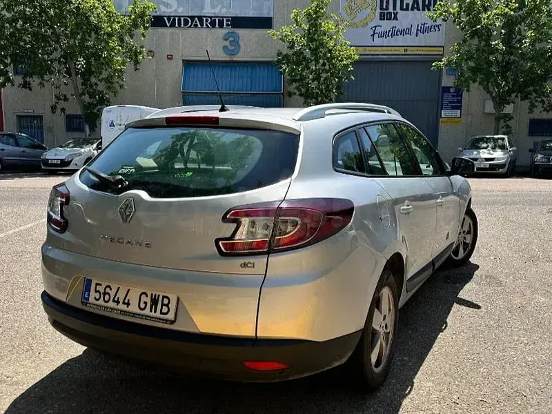 Usado Renault Mégane Dynamique 130 CV (95 kW) 2010 Gris / plata Berlina