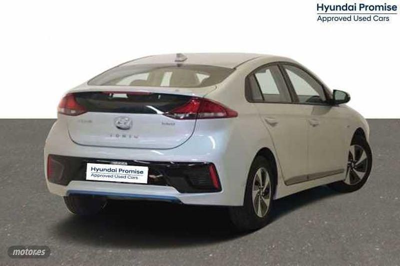 Usado Hyundai Ioniq 105 CV (77 kW) 2018 Plateado Utilitario