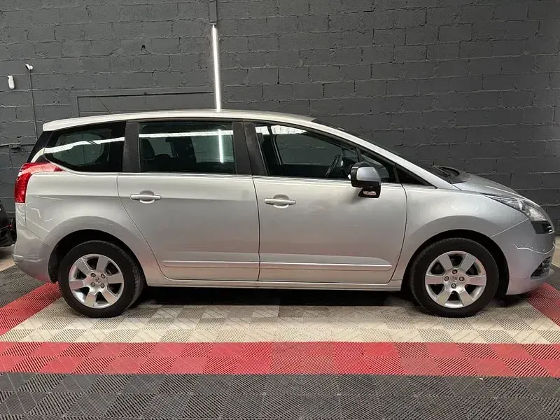 Usado Peugeot 5008 Allure 115 CV (84 kW) 2013 Gris / plata Monovolumen