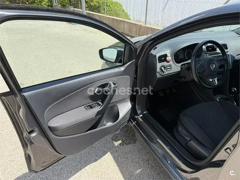 Usado VW Polo Advance 90 CV (66 kW) 2013 Gris / plata Utilitario