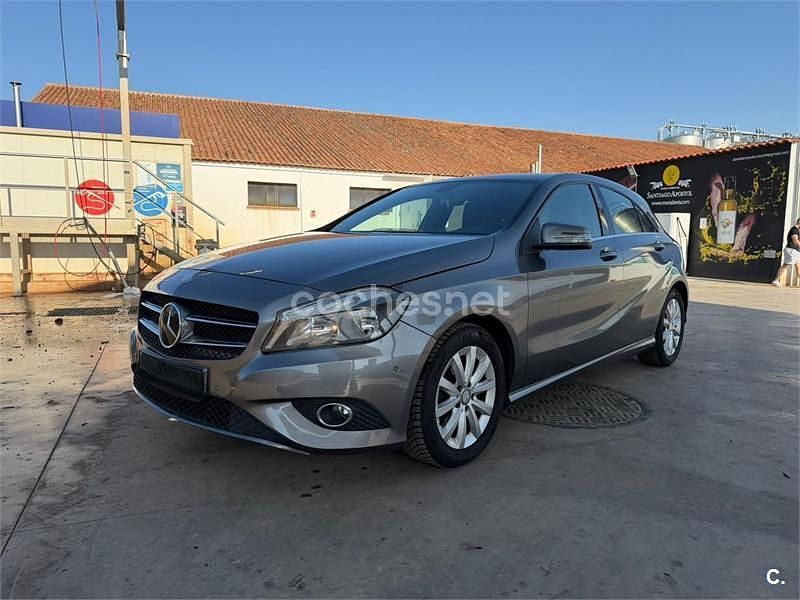 Usado Mercedes A180 Style 122 CV (89 kW) 2014 Gris / plata Berlina