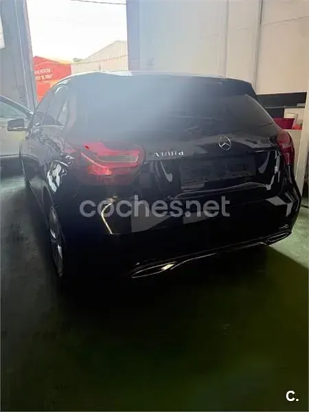 Usado Mercedes C180 120 CV (88 kW) 2015 Azul Familiar