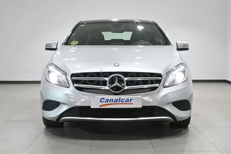 Usado Mercedes A180 Urban 109 CV (80 kW) 2014 Gris / plata Utilitario