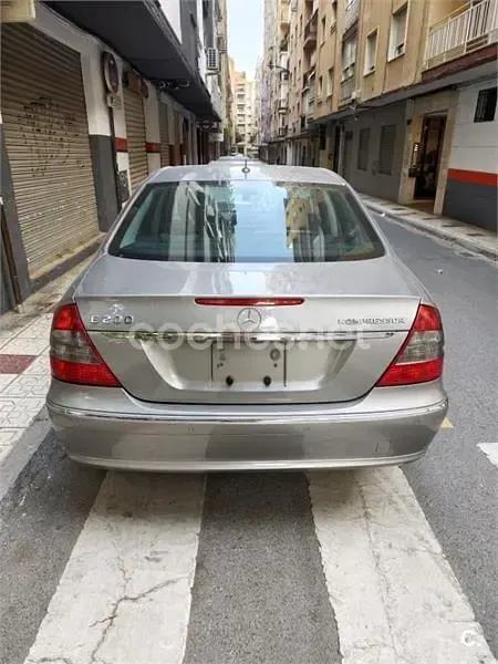 Usado Mercedes E200 Elegance 163 CV (119 kW) 2007 Beige Berlina