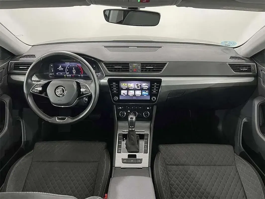 Usado Skoda Superb Ambition 150 CV (110 kW) 2022 Gris Berlina