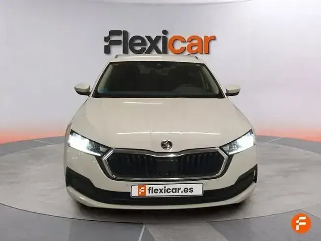 Usado Skoda Octavia 110 CV (80 kW) 2021 Blanco Familiar