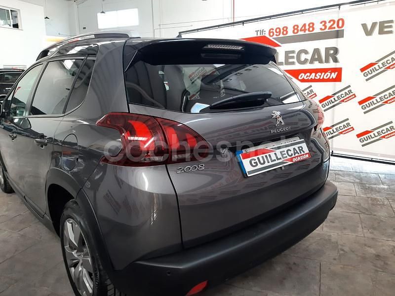 Usado Peugeot 2008 Signature Sky 82 CV (60 kW) 2019 Gris / plata SUV