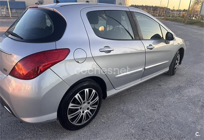 Usado Peugeot 308 Active 92 CV (67 kW) 2013 Gris / plata Berlina