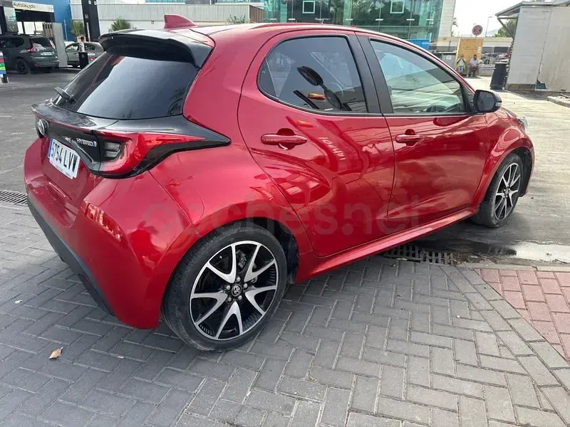 Usado Toyota Yaris Hybrid Business Edition 116 CV (85 kW) 2022 Granate Berlina