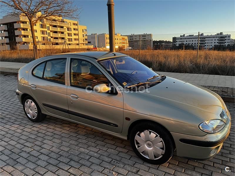 Usado Renault Mégane Expression 110 CV (80 kW) 2002 Beige Berlina