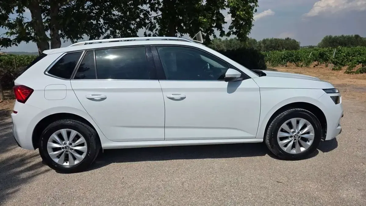 Usado Skoda Kamiq Ambition 110 CV (80 kW) 2022 Blanco SUV