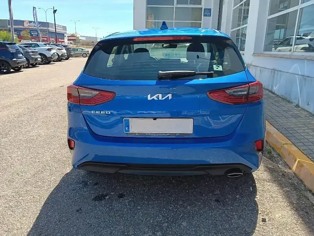 Uusi Kia Ceed 100 HP (73 kW) 2026 Sininen Viistoperä