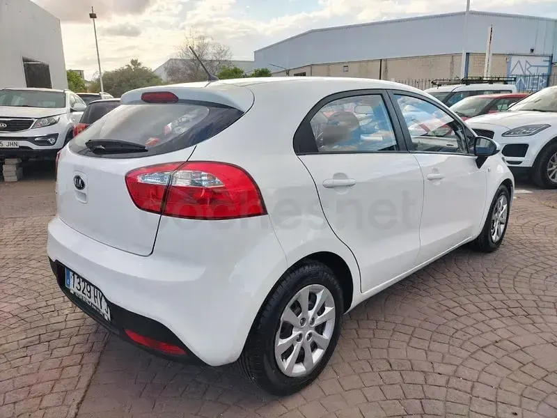 Usado Kia Rio 85 CV (62 kW) 2014 Blanco Berlina