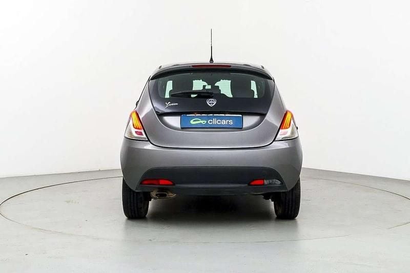Usado Lancia Ypsilon Gold 69 CV (50 kW) 2014 Gris Utilitario