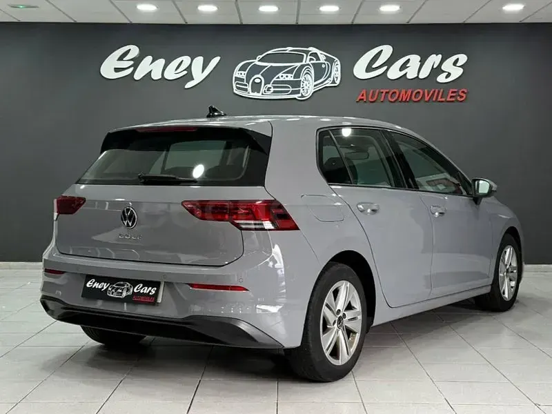 Usado VW Golf VIII 110 CV (80 kW) 2022 Gris / plata Berlina