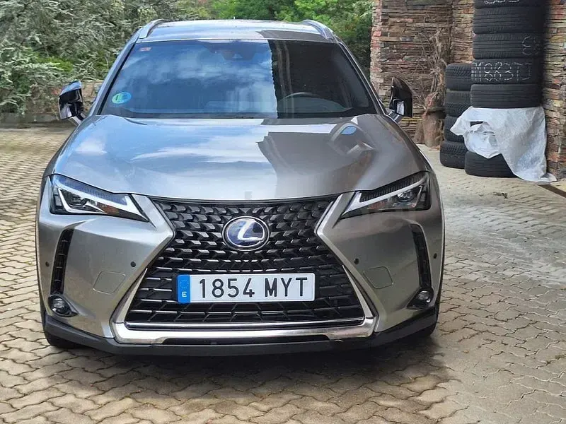 Usado Lexus UX Executive Line 184 CV (135 kW) 2020 Gris / plata SUV