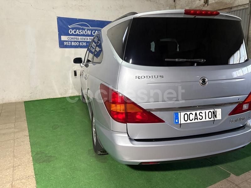 Usado Ssangyong (KGM) Rodius Limited 165 CV (121 kW) 2010 Gris / plata Monovolumen