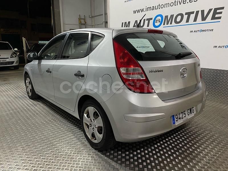 Usado Hyundai i30 Comfort 109 CV (80 kW) 2010 Gris / plata Berlina