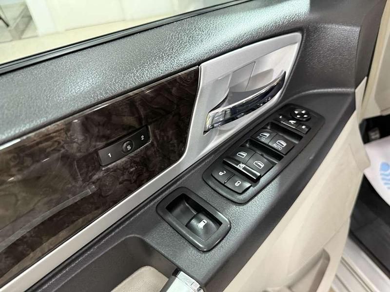 Usado Chrysler Voyager Touring 163 CV (119 kW) 2011 Gris Monovolumen