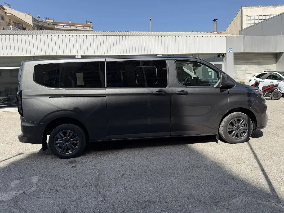 Nuevo Ford Tourneo Custom Titanium 170 CV (125 kW) 2026 Gris Van