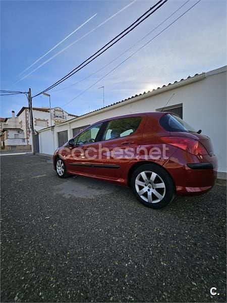 Usado Peugeot 308 110 CV (80 kW) 2008 Granate Berlina