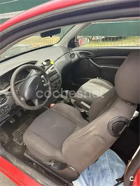 Usado Ford Focus Trend 115 CV (84 kW) 2003 Rojo Berlina