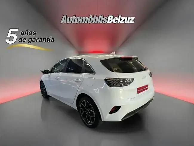 Używany Kia Ceed 101 KM (74 kW) 2025 Biały Hatchback