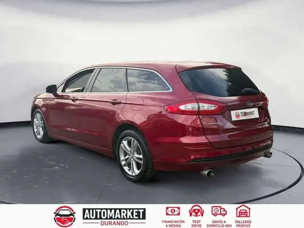 Usado Ford Mondeo Vignale 179 CV (131 kW) 2015 Rojo Berlina