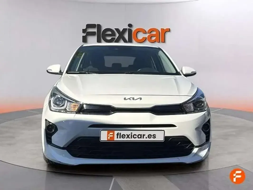 Usado Kia Rio 101 CV (74 kW) 2023 Blanco Berlina