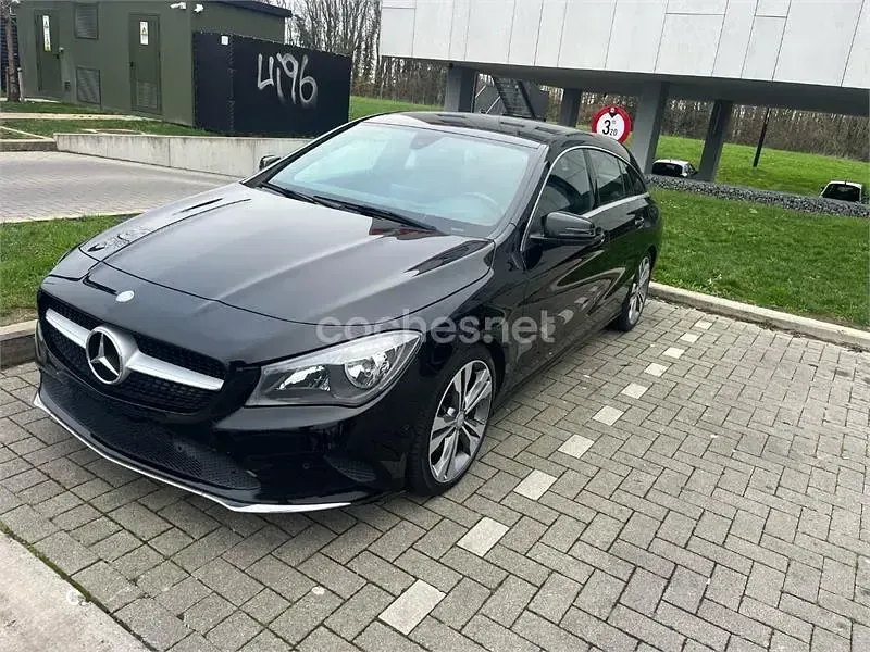 Usado Mercedes CLA200 Shooting Brake 136 CV (100 kW) 2018 Negro Familiar