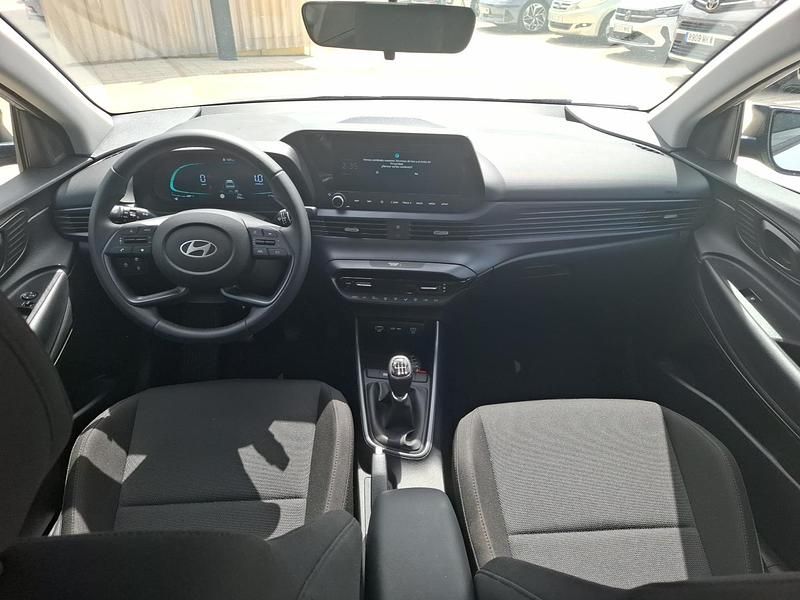 Usado Hyundai Bayon Blackline 100 CV (73 kW) 2025 Gris lumen (techo negro) SUV