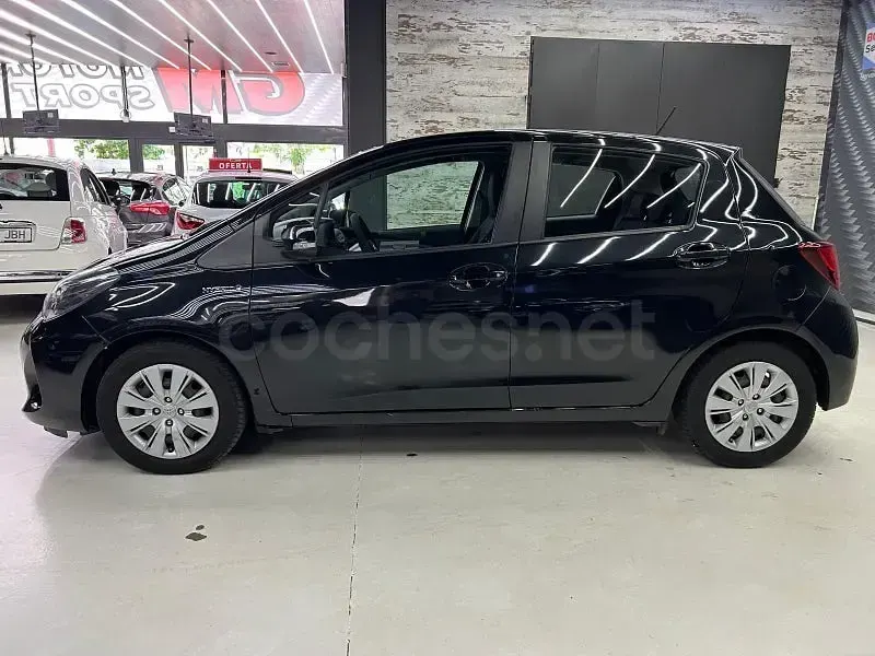 Usado Toyota Yaris Hybrid Active 100 CV (73 kW) 2017 Negro Berlina