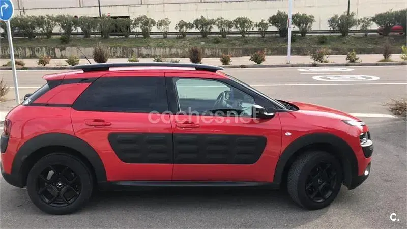 Usado Citroën C4 Feel 100 CV (73 kW) 2017 Rojo Berlina