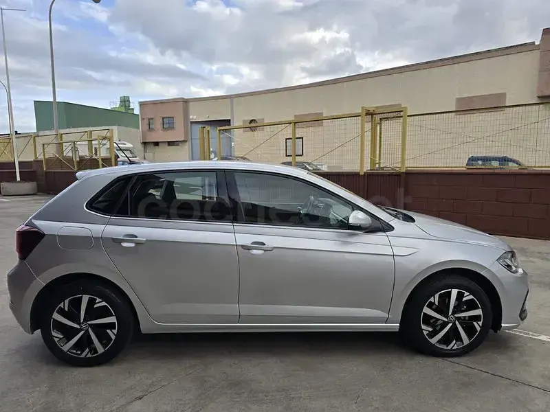 Usado VW Polo 95 CV (69 kW) 2023 Gris / plata Utilitario