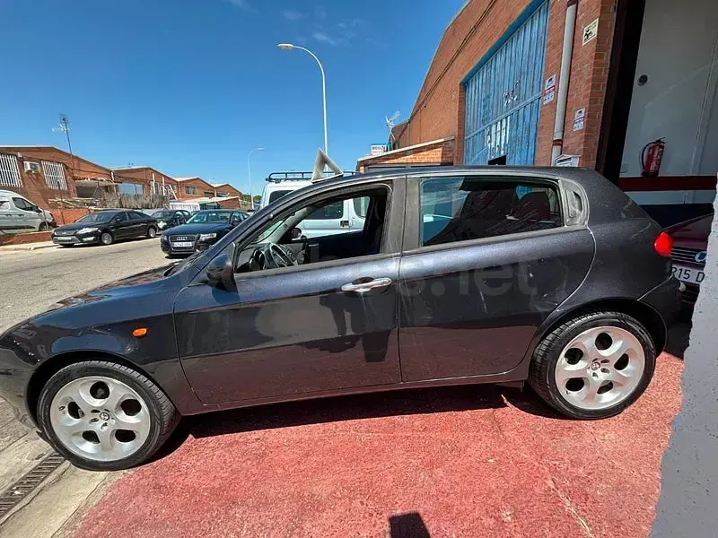 Usado Alfa Romeo 147 Distinctive 115 CV (84 kW) 2004 Negro Utilitario