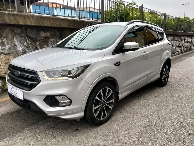 Usado Ford Kuga ST-Line 150 CV (110 kW) 2019 Gris / plata SUV