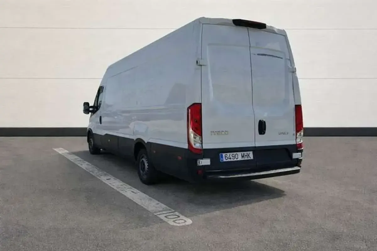 Usado Iveco Daily 156 CV (114 kW) 2023 Blanco Van
