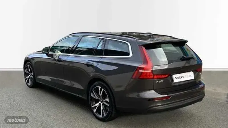 Usado Volvo V60 Core 2025 Gris Familiar